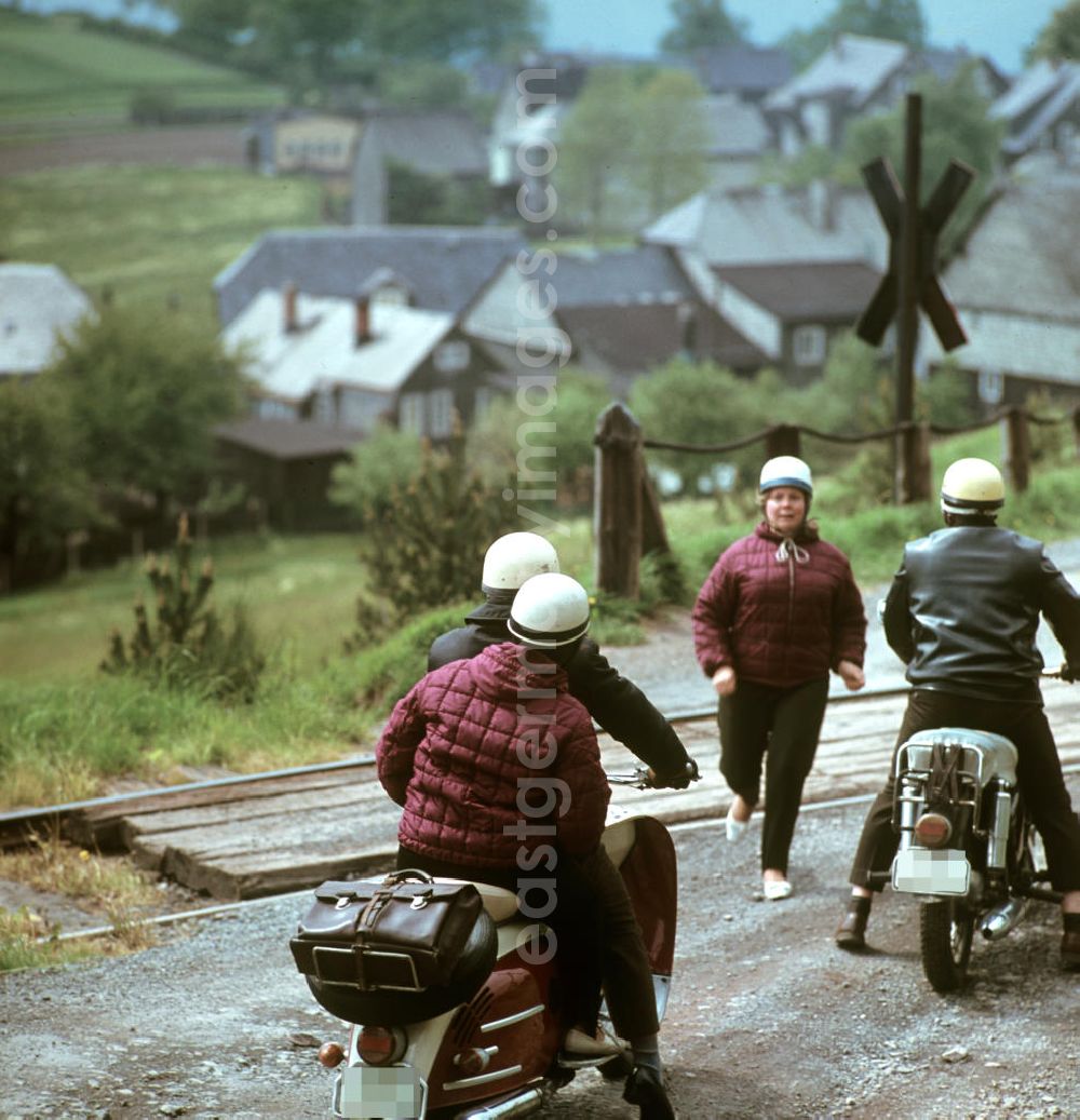 GDR picture archive: Lichtenhain - Motorräder am Bahnübergang bei Lichtenhain an der Bergbahn nahe Oberweißbach im Thüringer Wald. Der Thüringer Wald mit seinen Wander- und Erholungsmöglichkeiten war ein beliebtes Urlaubsziel in der DDR.