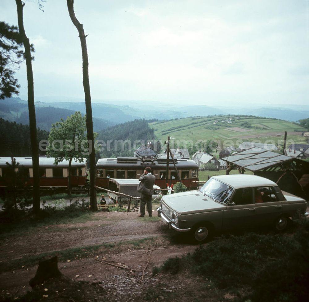 GDR image archive: Lichtenhain - Ein Mann fotografiert die Einfahrt der Bergbahn in die Bahnstation von Lichtenhain nahe Oberweißbach im Thüringer Wald. Der Thüringer Wald mit seinen Wander- und Erholungsmöglichkeiten war ein beliebtes Urlaubsziel in der DDR.