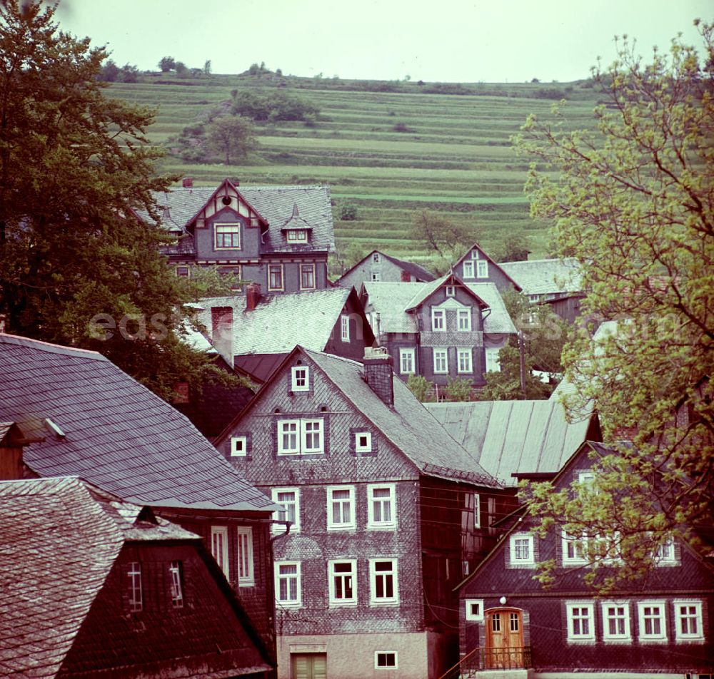GDR photo archive: Deesbach - Mit Schiefer bedeckt sind die Fassaden und Dächer in Deesbach im Thüringer Wald. Der Thüringer Wald mit seinen Wander- und Erholungsmöglichkeiten war ein beliebtes Urlaubsziel in der DDR.