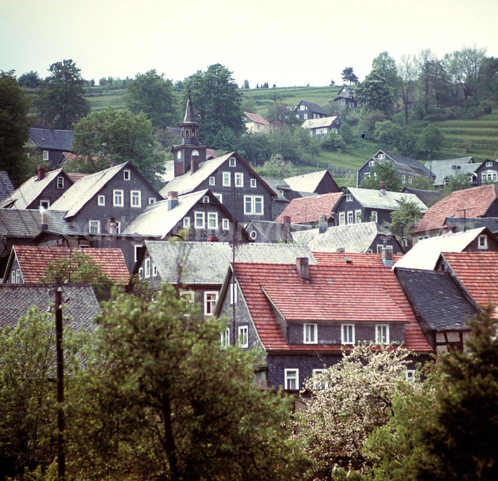 Deesbach: Mit Schiefer bedeckt sind die Fassaden und Dächer in Deesbach im Thüringer Wald. Der Thüringer Wald mit seinen Wander- und Erholungsmöglichkeiten war ein beliebtes Urlaubsziel in der DDR.