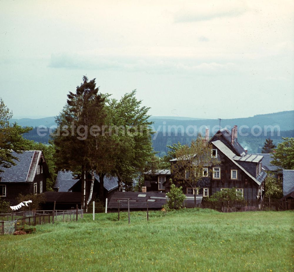 GDR picture archive: Neuhaus - Mit Schiefer bedeckt sind die Fassaden und Dächer in Neuhaus im Thüringer Wald. Der Thüringer Wald mit seinen Wander- und Erholungsmöglichkeiten war ein beliebtes Urlaubsziel in der DDR.