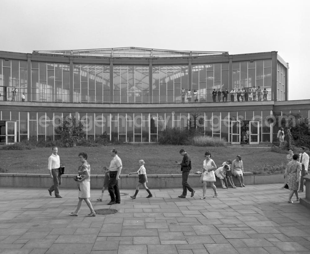 GDR picture archive: Berlin - Blick auf das Alfred-Brehm-Haus im Tierpark Berlin-Friedrichsfelde. Das Raubtierhaus mit einer Tropenhalle war 1963 eröffnet worden und gehörte bei Alt und Jung zu den Hauptattraktionen des Tierparks.