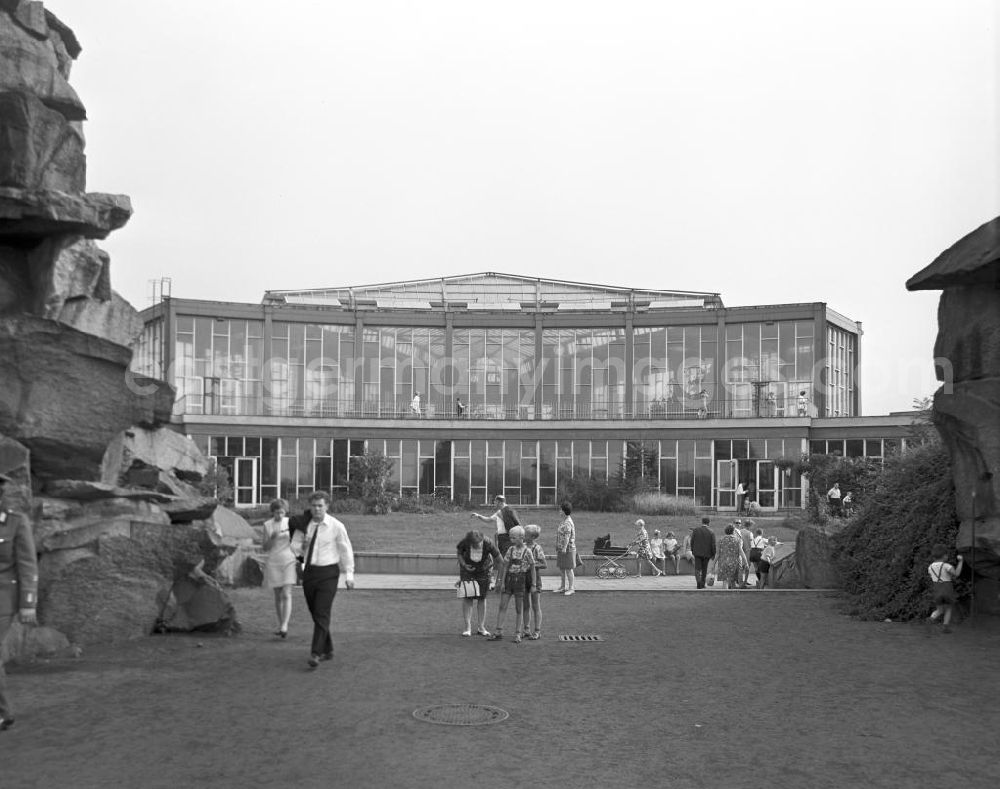 GDR image archive: Berlin - Blick auf das Alfred-Brehm-Haus im Tierpark Berlin-Friedrichsfelde. Das Raubtierhaus mit einer Tropenhalle war 1963 eröffnet worden und gehörte bei Alt und Jung zu den Hauptattraktionen des Tierparks.
