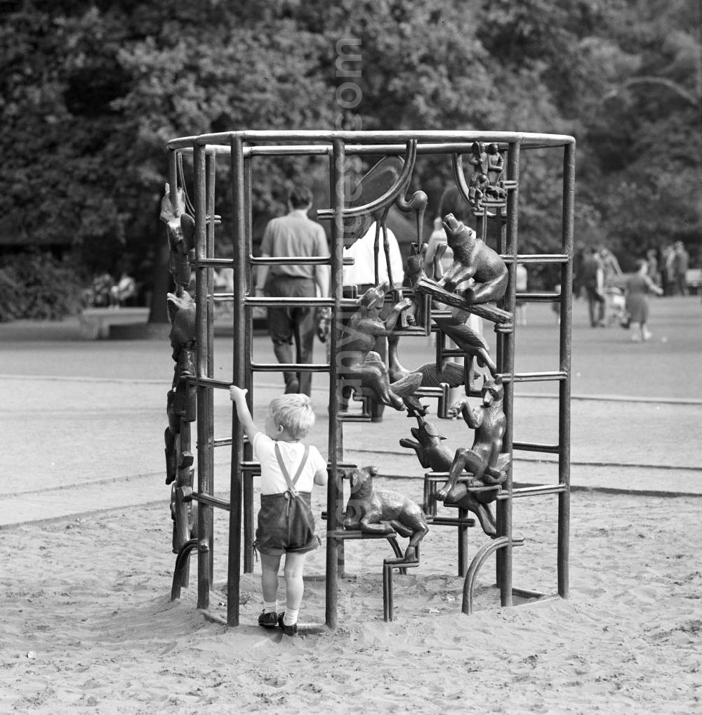 GDR picture archive: Berlin - Ein Junge klettert im Tierpark Berlin-Friedrichsfelde an einem mit Tieren gestalteten Klettergerüst. Das Klettergerüst steht noch heute dort.
