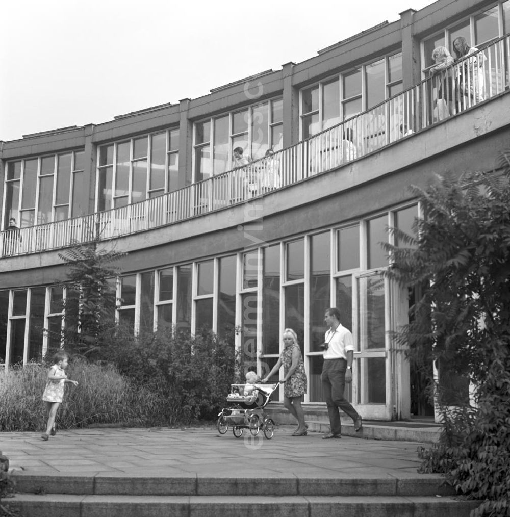 GDR photo archive: Berlin - Blick auf das Alfred-Brehm-Haus im Tierpark Berlin-Friedrichsfelde. Das Raubtierhaus mit einer Tropenhalle war 1963 eröffnet worden und gehörte bei Alt und Jung zu den Hauptattraktionen des Tierparks.