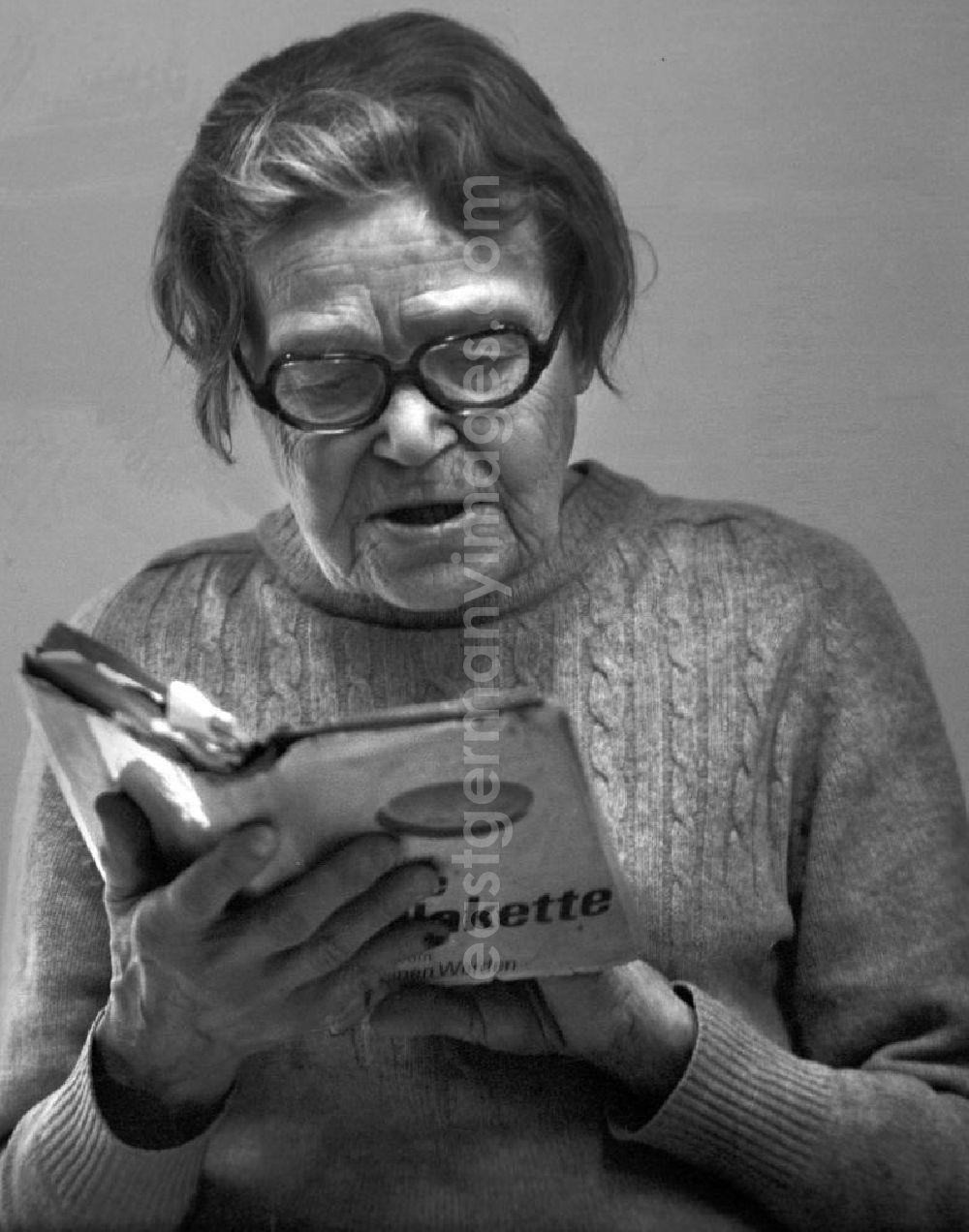 GDR picture archive: Berlin - Die Schriftstellerin Trude Richter liest aus ihrem Buch Die Plakette auf der Eröffnung der Anton-Saefkow-Bibliothek in Berlin-Lichtenberg.