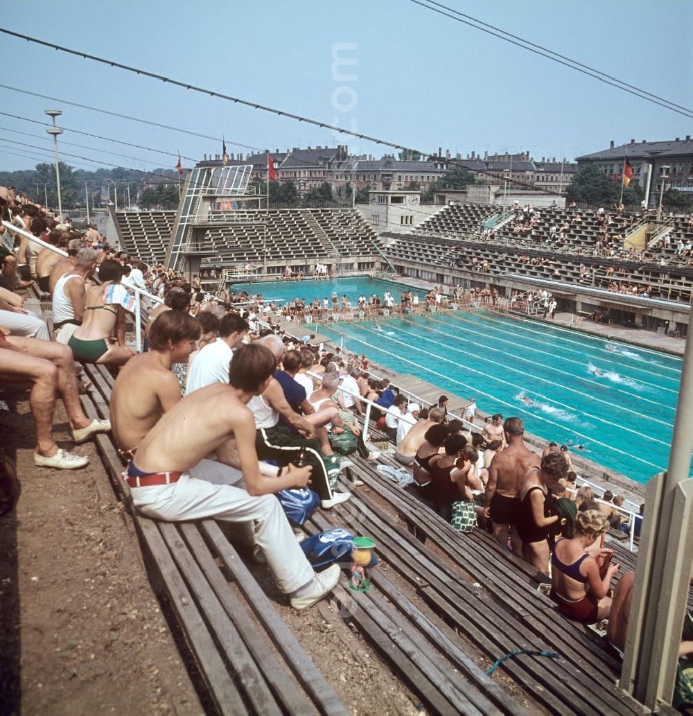 GDR photo archive: Leipzig - Zum V. Turn- und Sportfest der DDR vom 24. bis 27.7.1969 in Leipzig findet im Schwimmstadion ein Wettkampf statt.