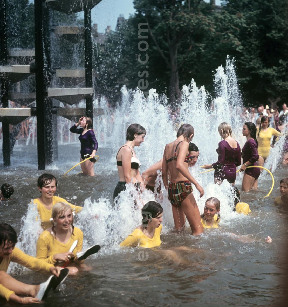 GDR image archive: Leipzig - Am Rande des V. Turn- und Sportfestes der DDR vom 24. bis 27.7.1969 in Leipzig kühlen sich junge Turnerinnen in einem Springbrunnen ab.