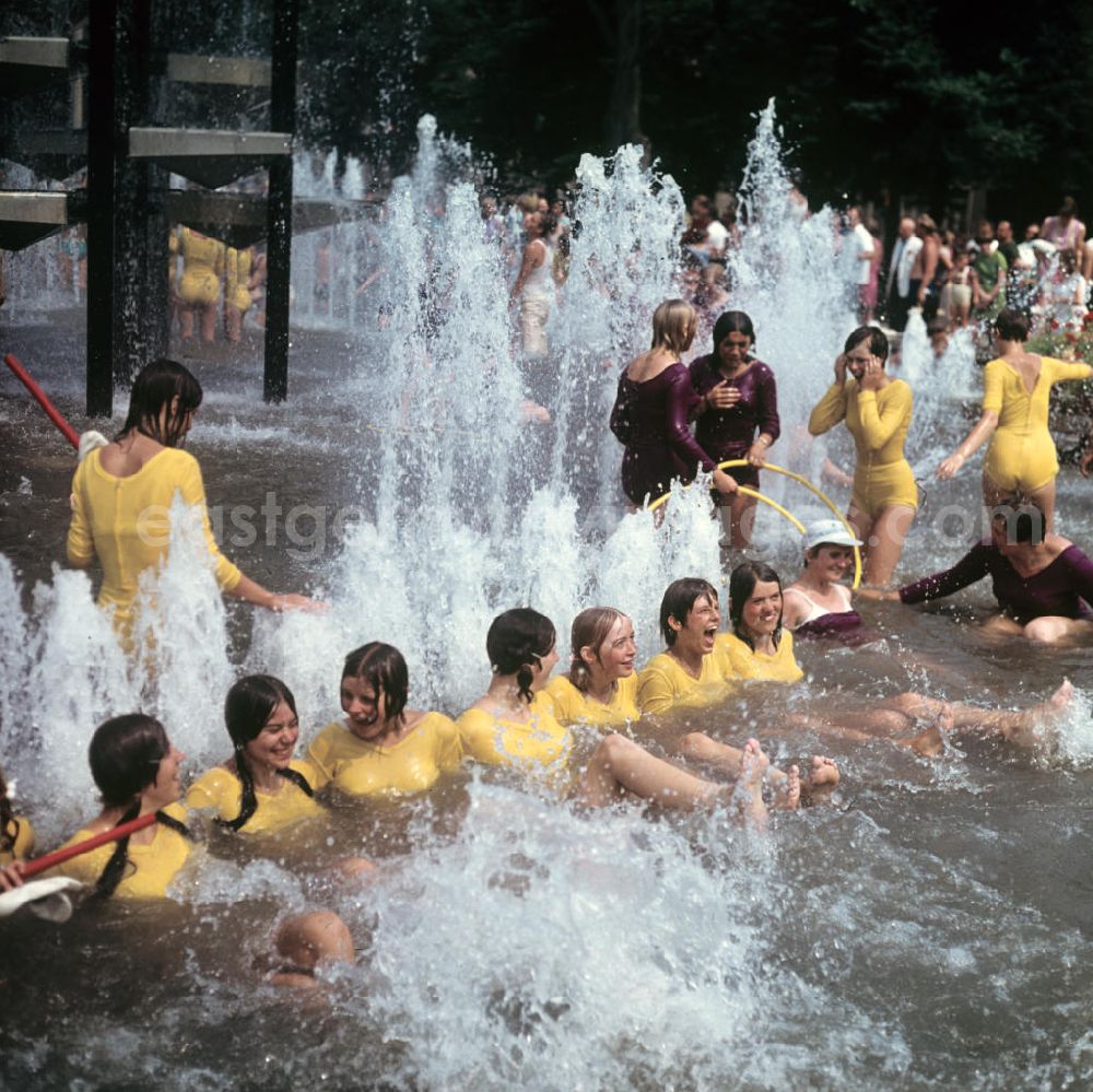 GDR photo archive: Leipzig - Am Rande des V. Turn- und Sportfestes der DDR vom 24. bis 27.7.1969 in Leipzig kühlen sich junge Turnerinnen in einem Springbrunnen ab.