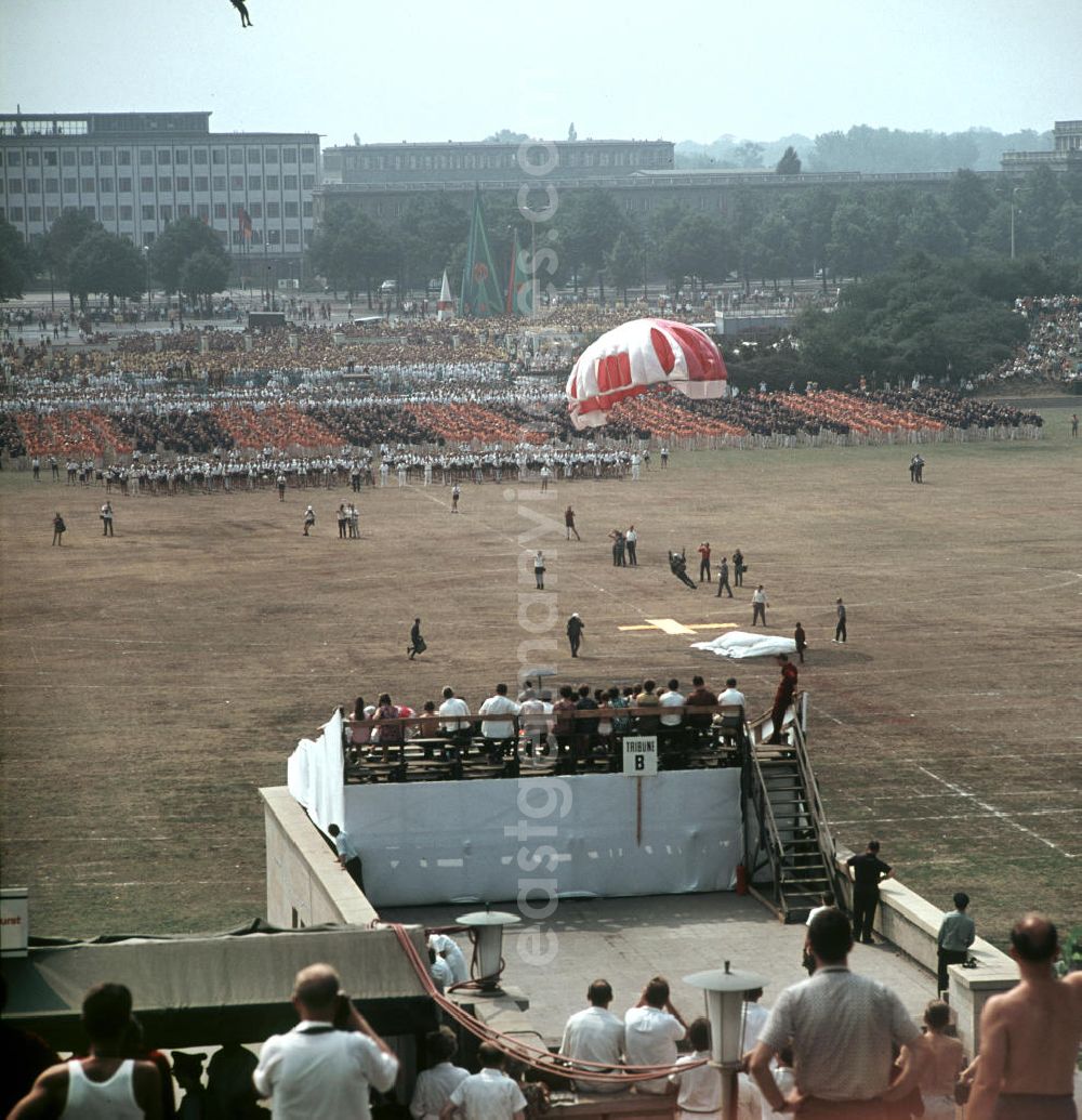 GDR photo archive: Leipzig - Fallschirmspringer landen auf der Festwiese des Leipziger Zentralstadion beim V. Turn- und Sportfestes der DDR vom 24. bis 27.7.1969.