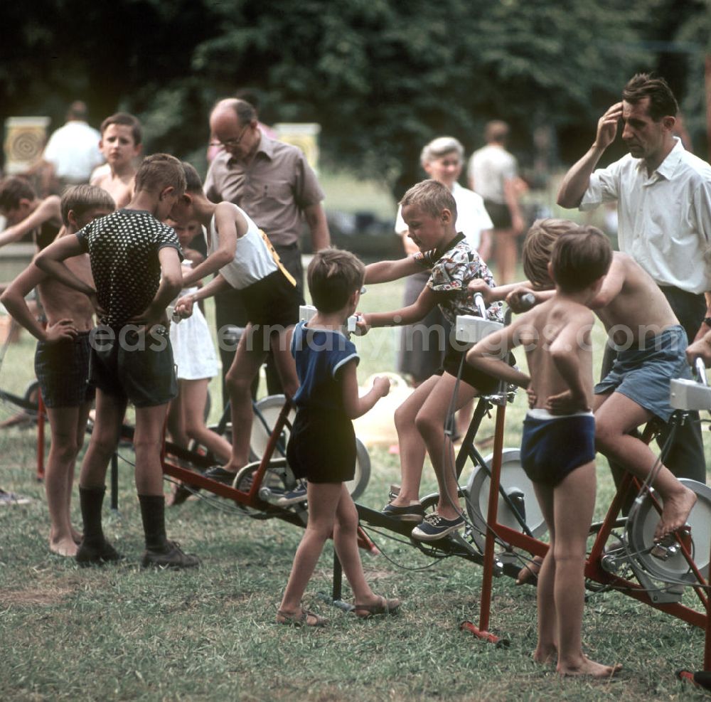Leipzig: Kinder üben an Sportgeräten am Rande des V. Turn- und Sportfestes der DDR vom 24. bis 27.7.1969 in Leipzig.