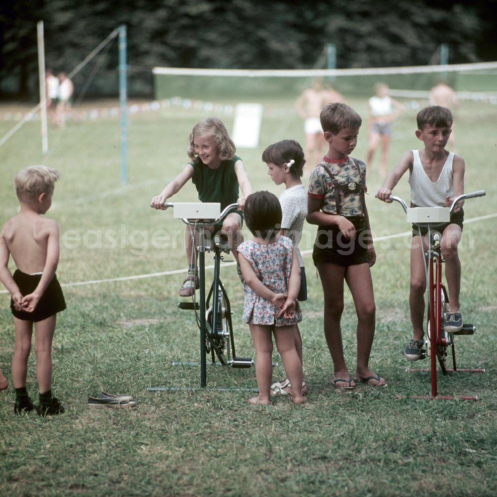 GDR image archive: Leipzig - Kinder üben an Sportgeräten am Rande des V. Turn- und Sportfestes der DDR vom 24. bis 27.7.1969 in Leipzig.