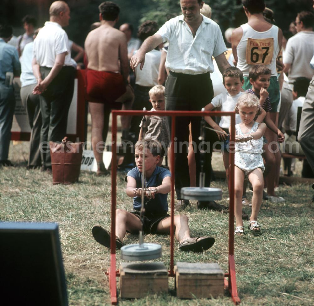 GDR photo archive: Leipzig - Kinder üben an Sportgeräten am Rande des V. Turn- und Sportfestes der DDR vom 24. bis 27.7.1969 in Leipzig.