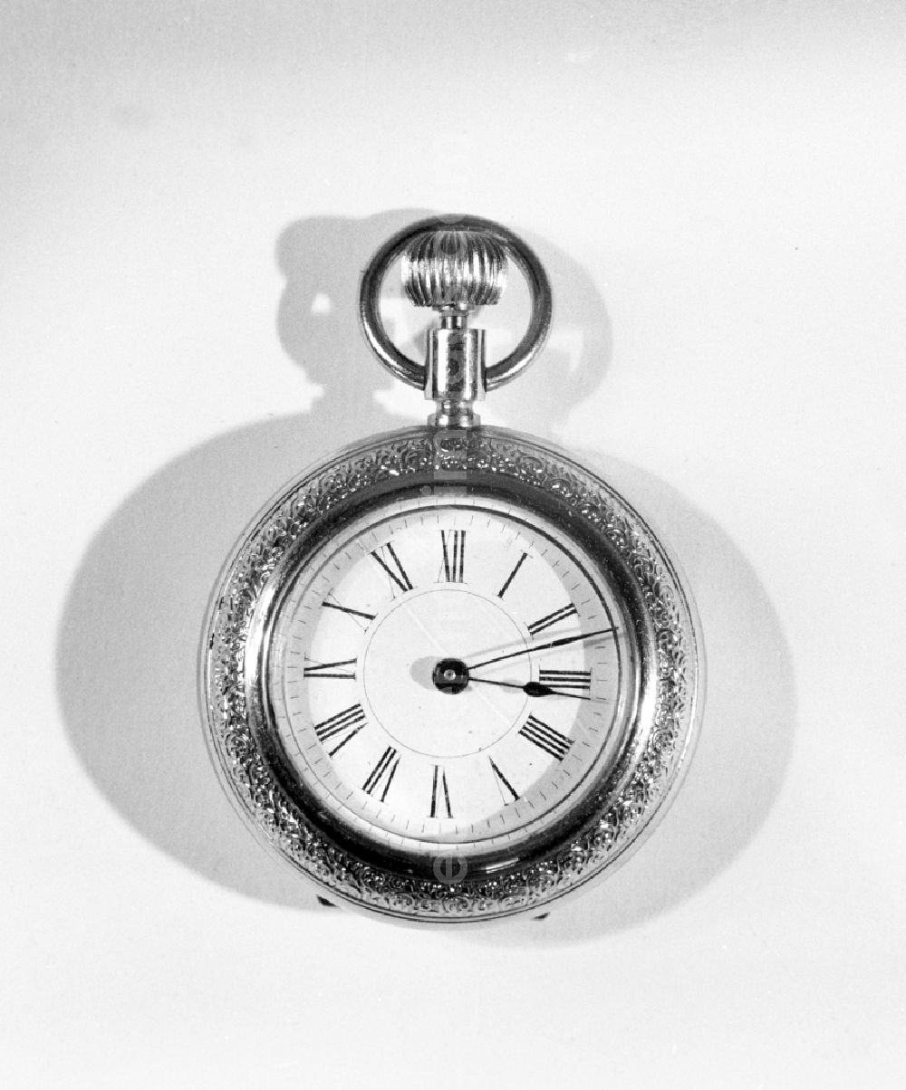 GDR image archive: Ruhla - Blick auf eine kunstvoll gestaltete Taschenuhr mit römischem Ziffernblatt aus dem VEB Uhrenwerke Ruhla.