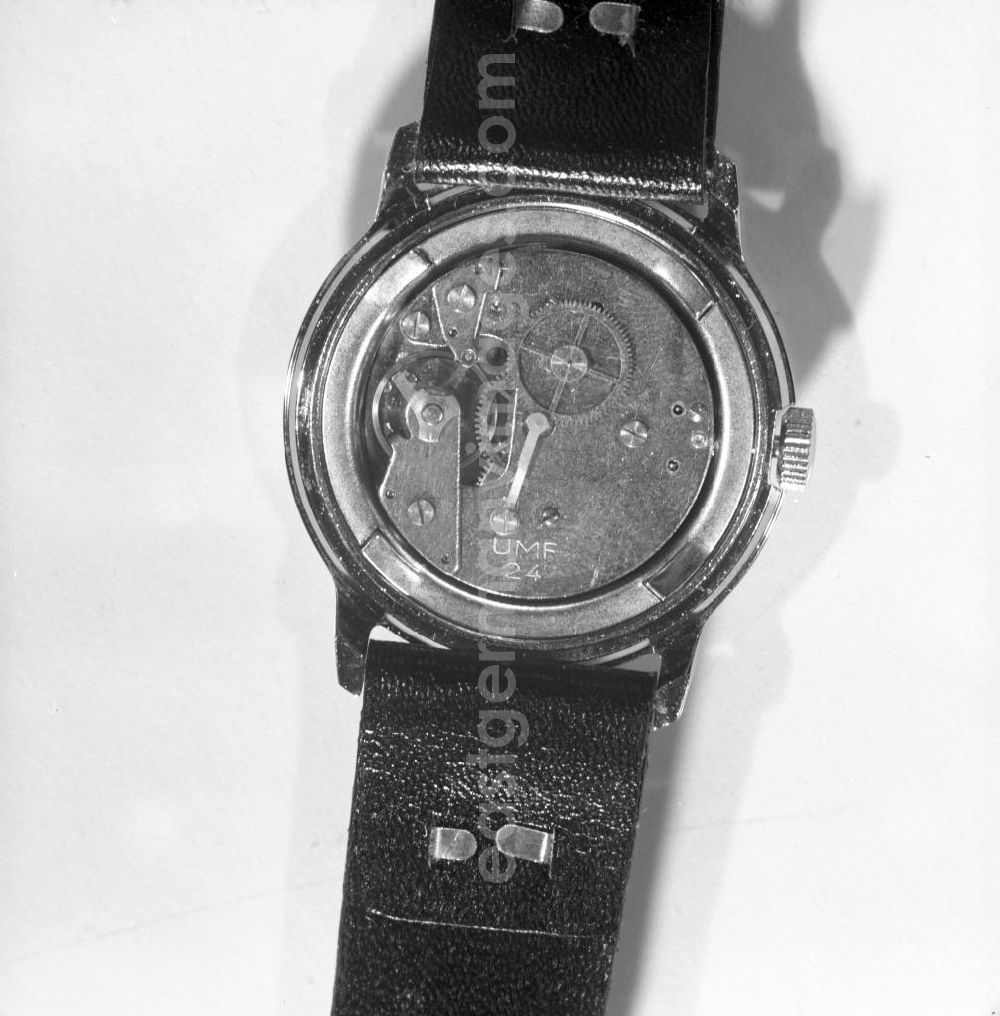 Ruhla: Blick auf die Rückseite einer Uhr aus dem VEB Uhrenwerke Ruhla.