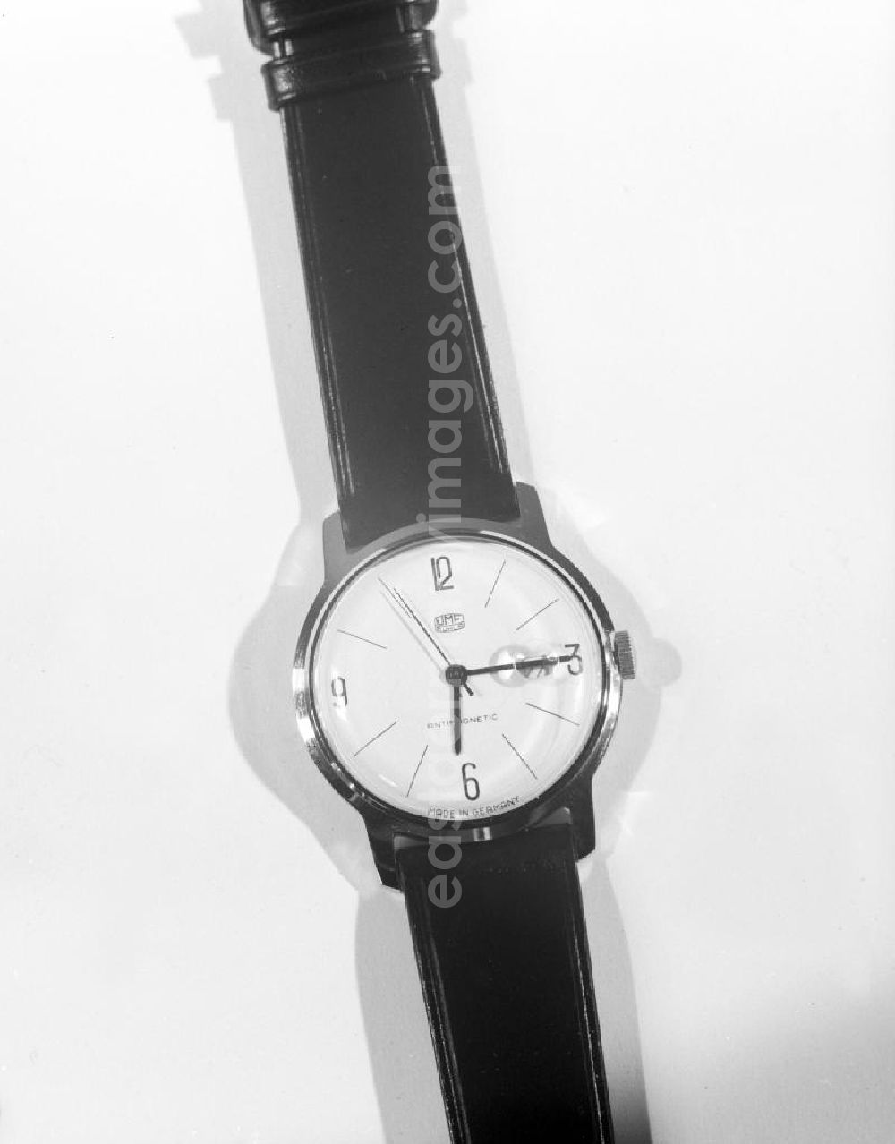 GDR photo archive: Ruhla - Blick auf eine Armbanduhr aus dem VEB Uhrenwerke Ruhla.