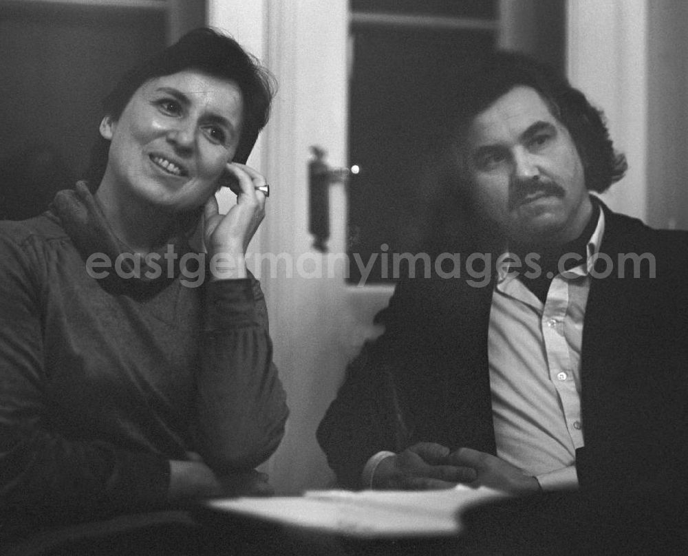 GDR picture archive: Berlin - Der Schriftsteller Ulrich Grasnick und die Schriftstellerin Charlotte Grasnick bei einer Veranstaltung auf dem Schloß Friedrichsfelde in Berlin.