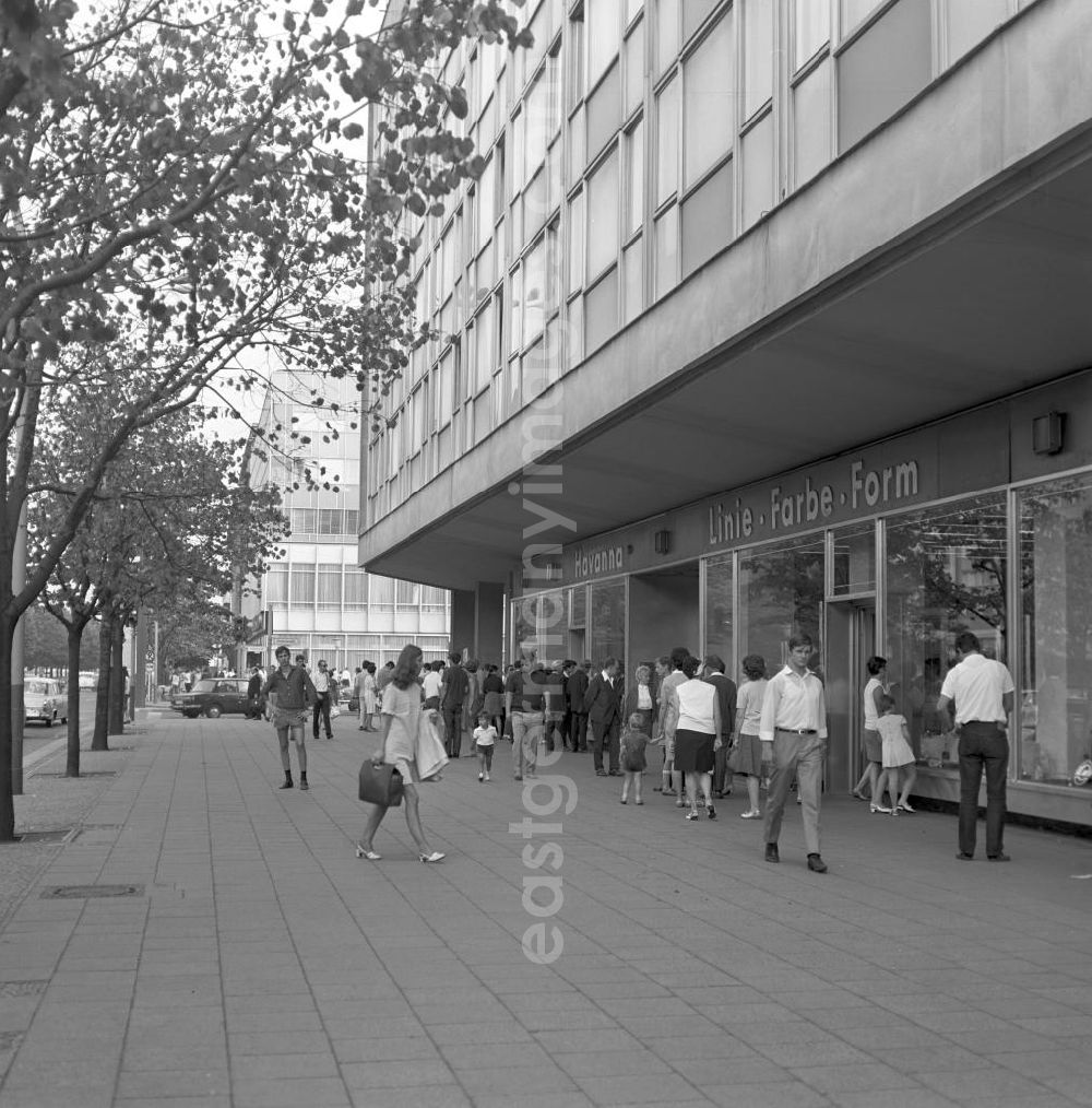 GDR image archive: Berlin - Passanten betrachten die Auslagen des Havanna-Ladens und des Kunstgewerbesalons auf Ost-Berlins beliebtester Flaniermeile Unter den Linden.