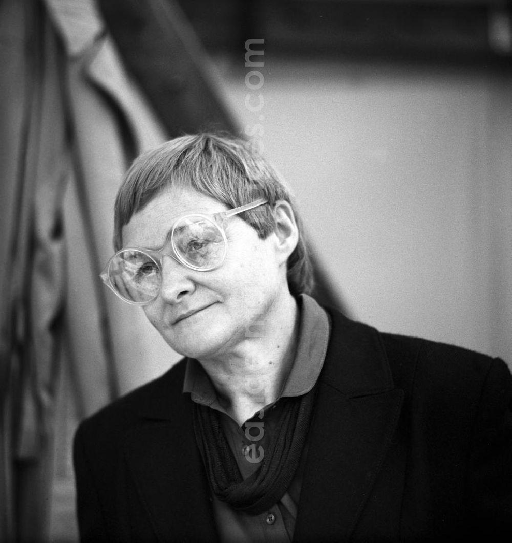 GDR image archive: Berlin - Die Schriftstellerin und Journalistin Ursula Püschel auf dem Schriftstellerbasar in Berlin.