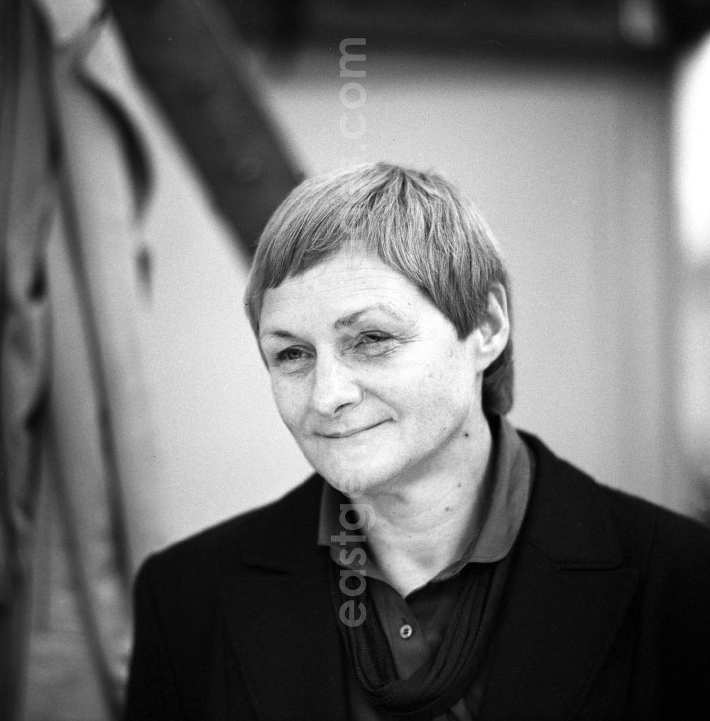 GDR photo archive: Berlin - Die Schriftstellerin und Journalistin Ursula Püschel auf dem Schriftstellerbasar in Berlin.