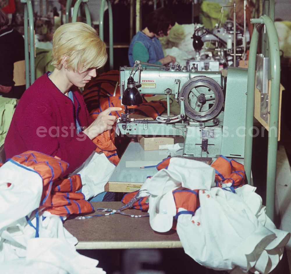 Berlin: Eine Mitarbeiterin des VEB Berliner Damenmoden näht an einer Nähmaschine der Marke Textima Damenoberbekleidung.