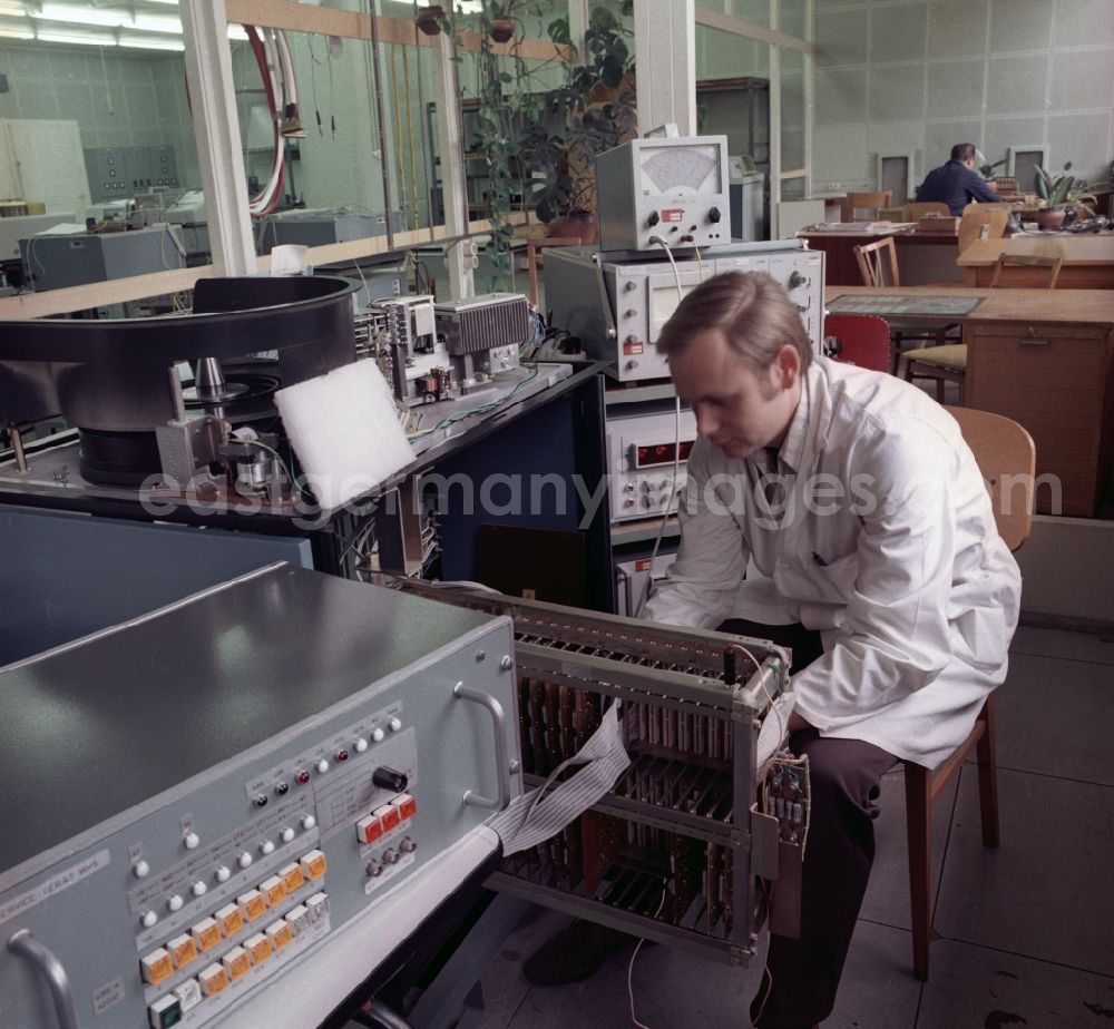 GDR picture archive: Radeberg - Electronics technician in the nationally-owned company combine Robotron Radeberg in the state Saxony