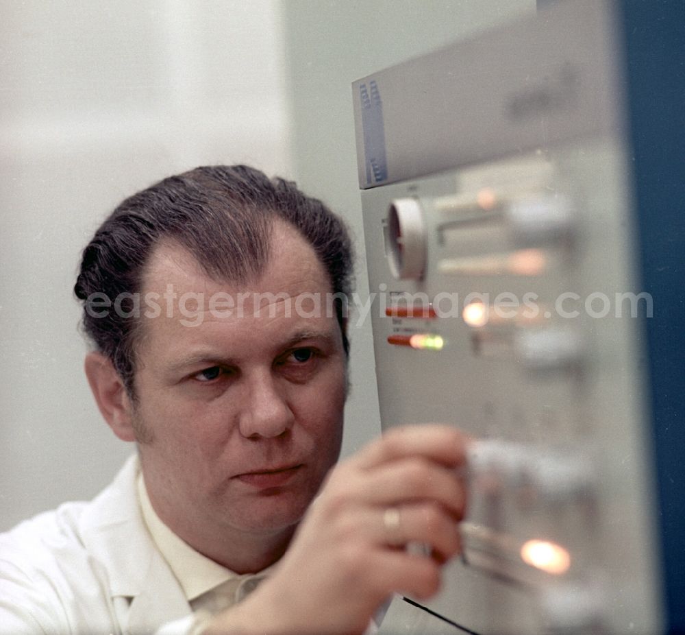 GDR image archive: Radeberg - Electronics technician in the nationally-owned company combine Robotron Radeberg in the state Saxony
