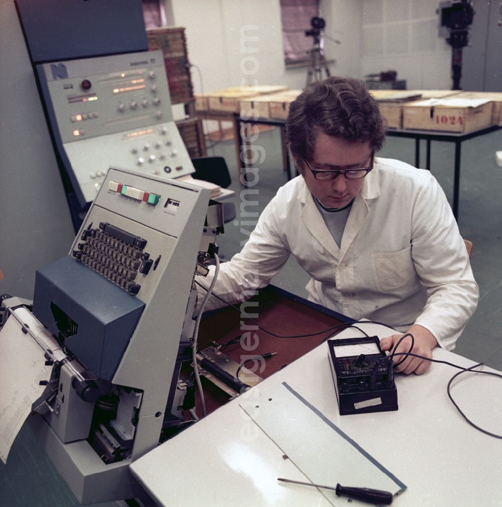 GDR photo archive: Radeberg - Electronics technician in the nationally-owned company combine Robotron Radeberg in the state Saxony