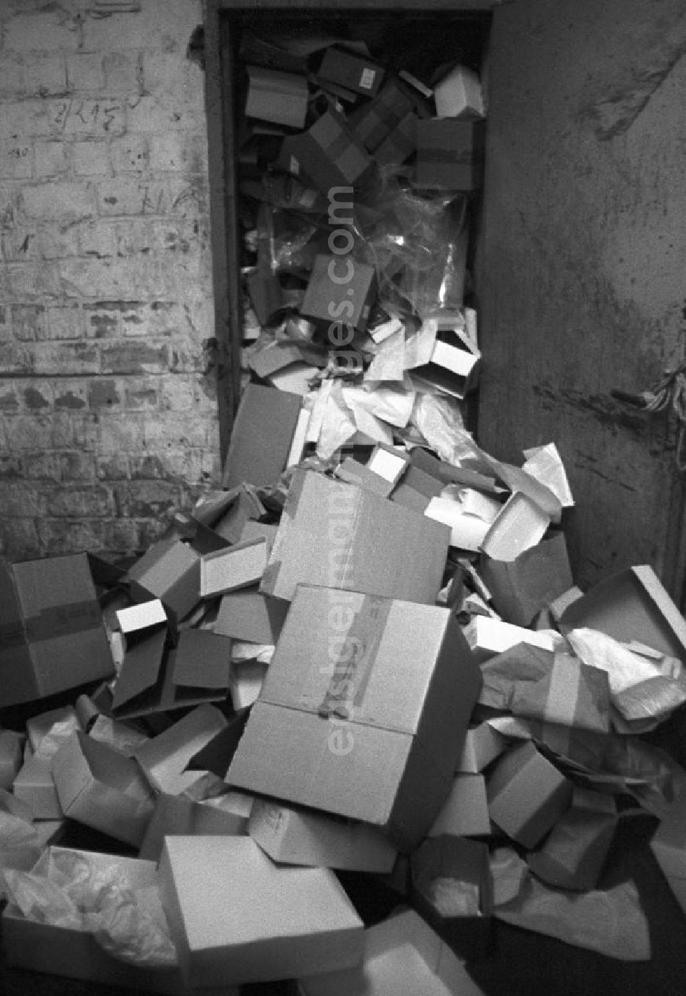 GDR image archive: Berlin - Leere Pappkartons liegen auf einem Haufen in einem Keller in Berlin.