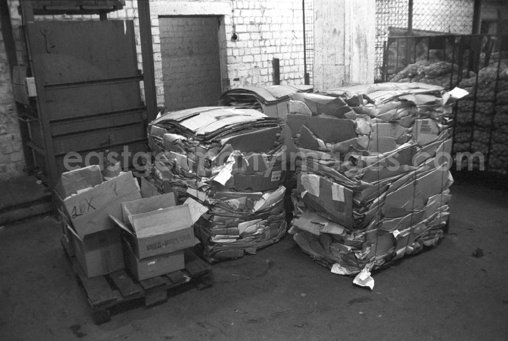 GDR photo archive: Berlin - Gebündelte Pappkartons liegen auf einem Haufen in einem Keller in Berlin.
