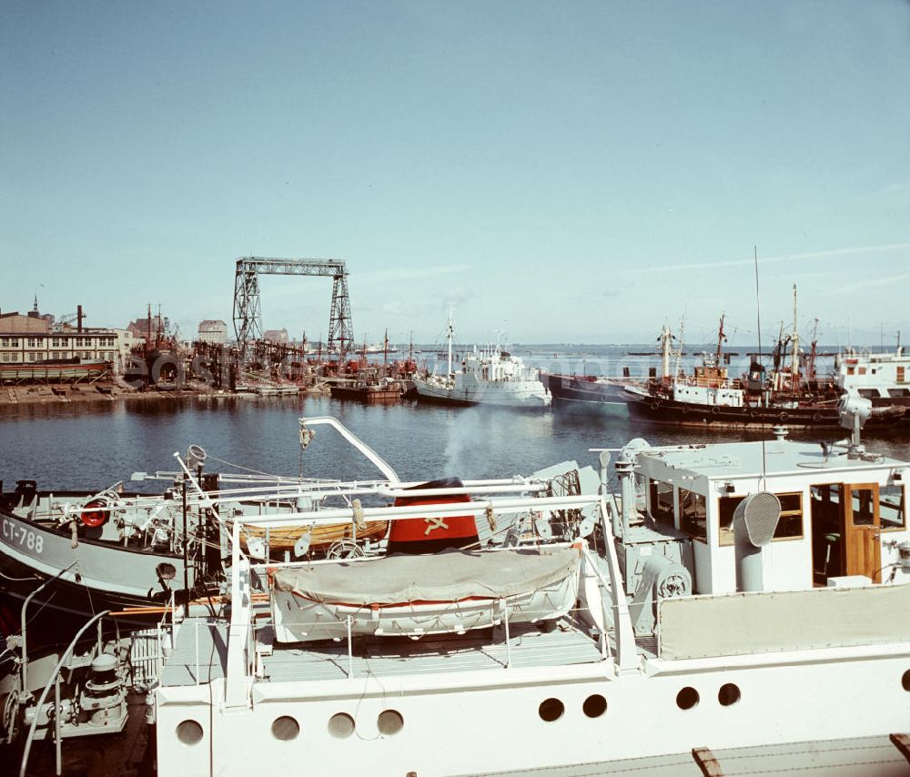 GDR picture archive: Stralsund - Der See- und Binnenhafen von Stralsund - im Vordergrund liegen Schiffe vor der Einfahrt der Reparaturabteilung der VEB Volkswerft Stralsund.