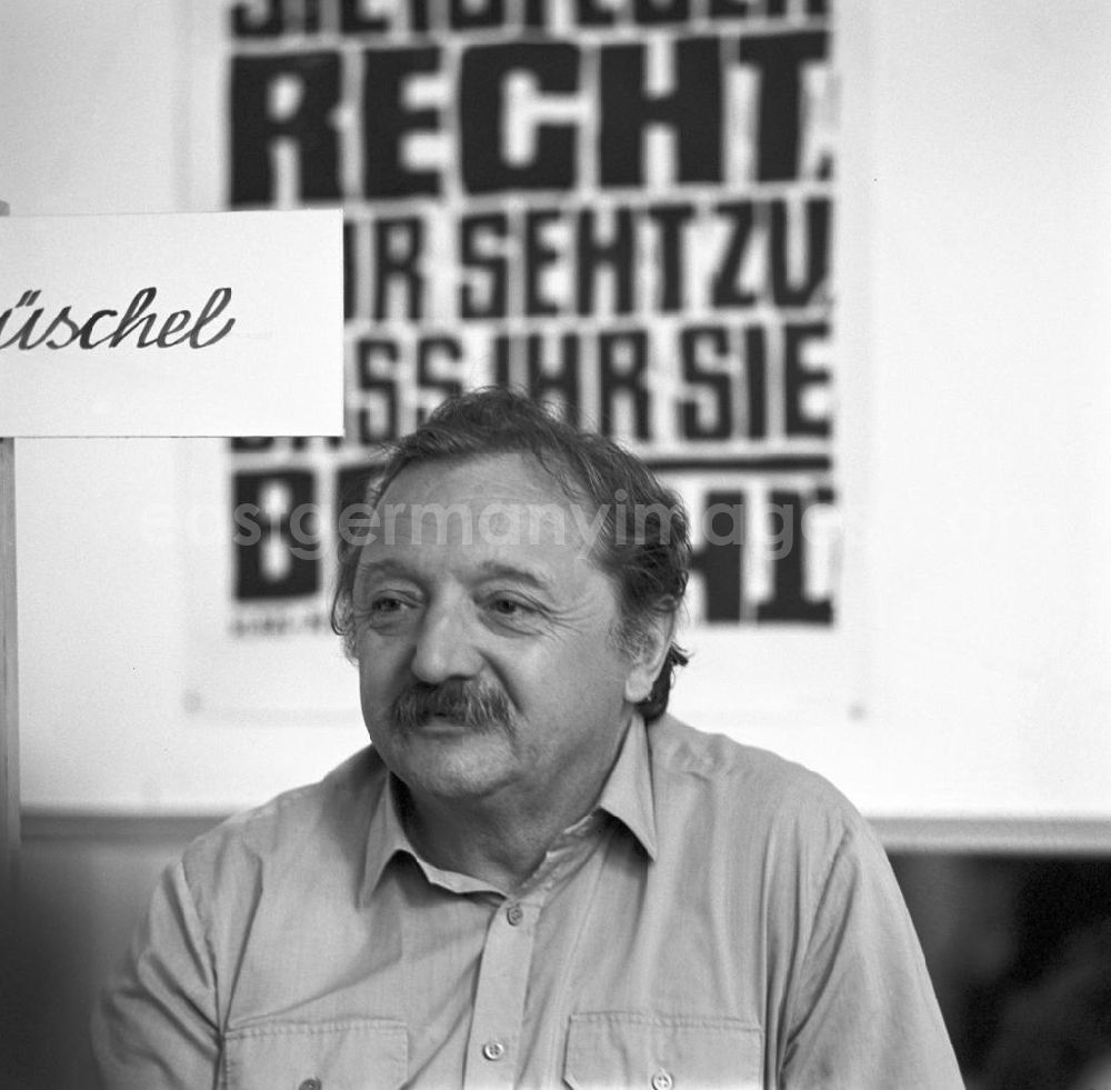 Berlin: Der Schriftsteller Walter Püschel (Pseudonym: Walter Schell ) auf dem Schriftstellerbasar in Berlin.