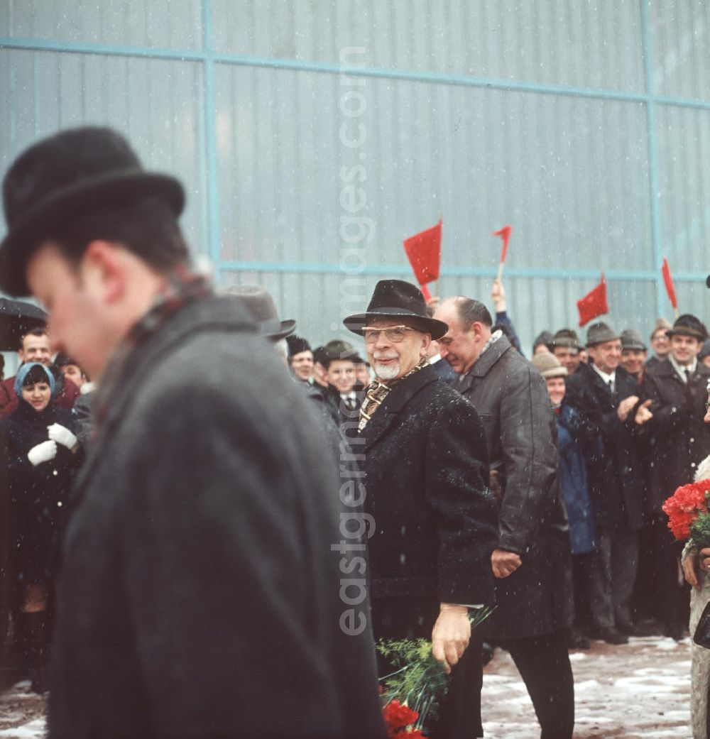 GDR photo archive: Suhl - Der Vorsitzende des Staatsrates der DDR, Walter Ulbricht, besucht für eine Kundgebung zum 5