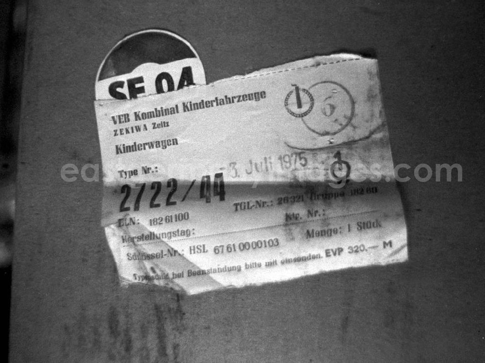 GDR picture archive: Berlin - Warenschild an einer Verpackung für einen Kinderwagen des VEB ZEKIWA in einem Lager im Centrum Warenhaus am Alexanderplatz in Berlin. Der Wagen kostete im staatlich festgesetzten EVP (Einzelhandelsverkaufspreis) 320,0
