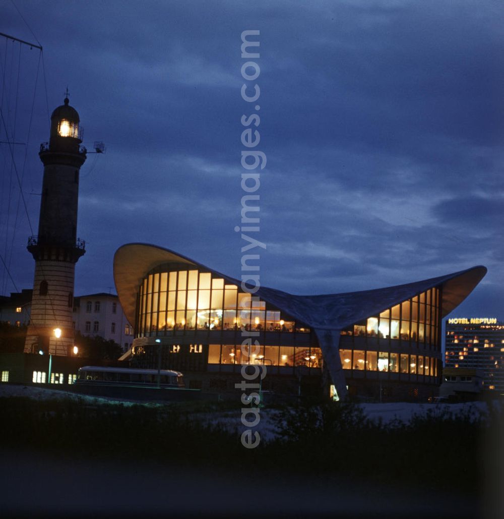 GDR image archive: Rostock - Blick auf die Wahrzeichen von Warnemünde bei Nacht - der Leuchtturm, der sogenannte Teepott und im Hintergrund das Hotel Neptun. Der 36,9