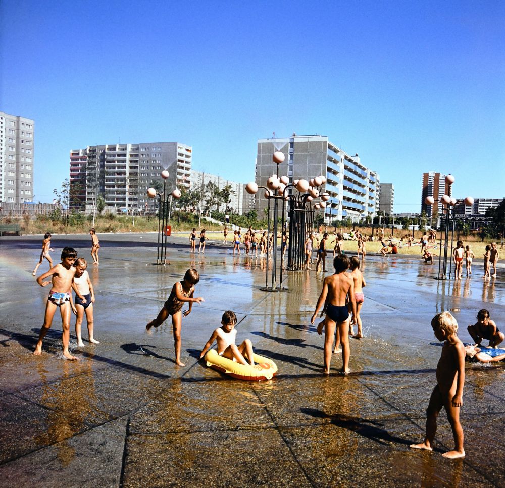 GDR photo archive: Berlin - Children play on a water playground in the Marzahn residential area in Berlin Eastberlin on the territory of the former GDR, German Democratic Republic