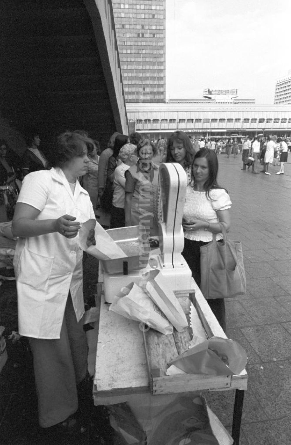 GDR image archive: Berlin - Anstehen ist angesagt - an einem Obststand des Centrum Warenhauses auf dem Berliner Alexanderplatz gibt es Weintrauben. Da es Weintrauben nur im Herbst zu kaufen gab, waren sie immer besonders begehrt und es bildeten sich schnell lange Warteschlangen.