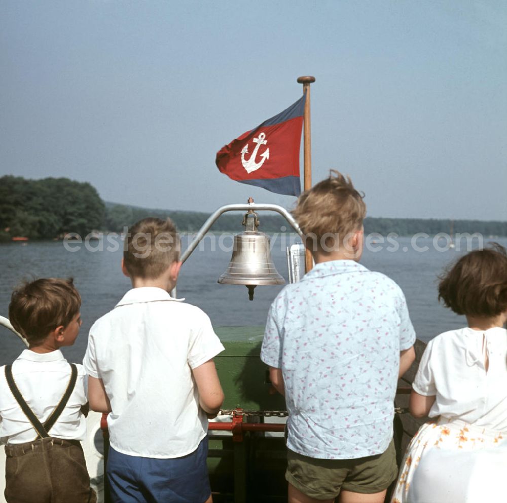 Berlin: Kinder stehen am Heck eines Schiffes der Weißen Flotte. Die Weiße Flotte waren Gesellschaften der DDR-Binnenschifffahrt, die in den verschiedenen Bezirken Fahrgastschiffe betrieben.