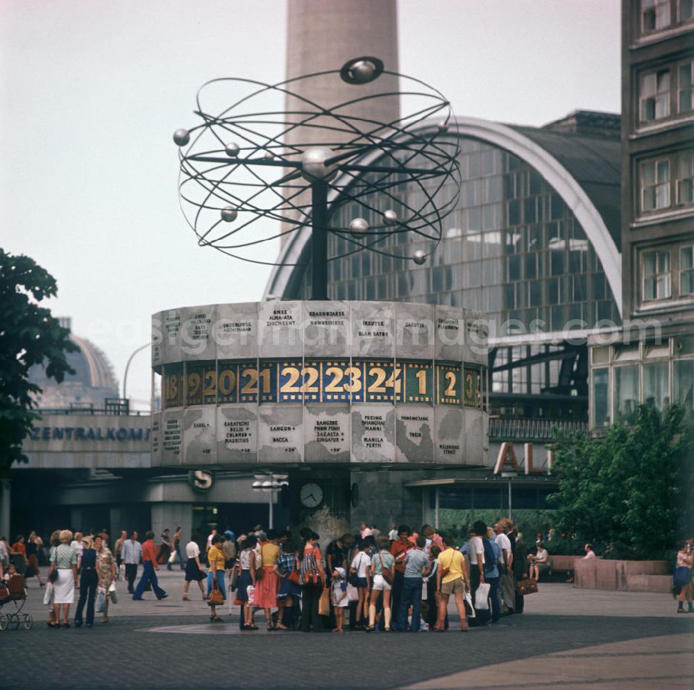 GDR image archive: Berlin - Touristen und Einheimische flanieren über den Berliner Alexanderplatz und besichtigen die Weltzeituhr. Im Hintergrund ist die Kuppel des Berliner Doms zu erkennen.