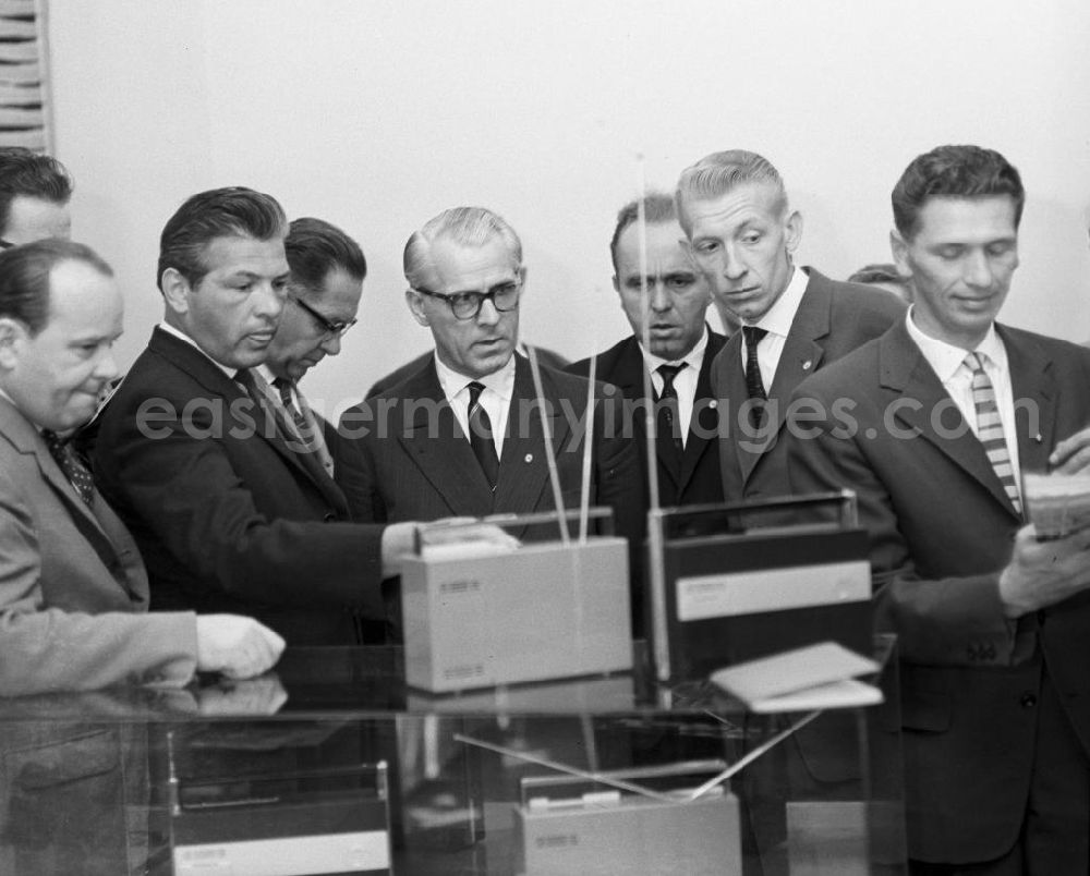 GDR image archive: Leipzig - Der Erste Stellvertretende Vorsitzende des Ministerrates der DDR, Willi Stoph (r), besucht auf der Leipziger Herbstmesse 1963 den Stand des VEB Stern-Radio Sonneberg.