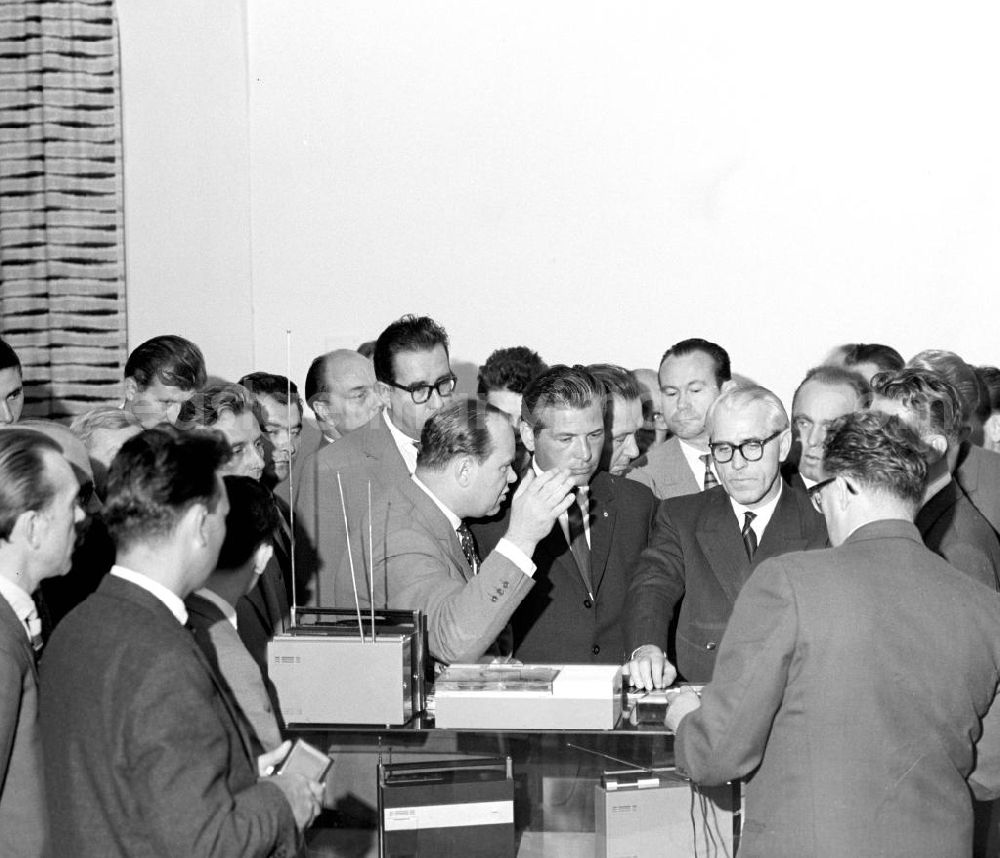 GDR photo archive: Leipzig - Der Erste Stellvertretende Vorsitzende des Ministerrates der DDR, Willi Stoph (r), besucht auf der Leipziger Herbstmesse 1963 den Stand des VEB Stern-Radio Sonneberg.