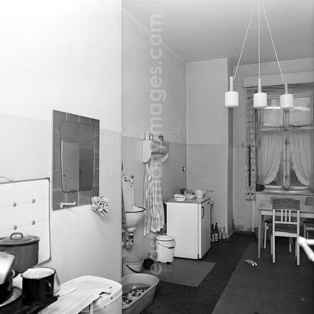 GDR image archive: Berlin - Blick in die Wohnküche in einer Wohnung in der Gormannstraße in Berlin. Wohnungen gehörten in der DDR zur Mangelware. Eine freie Wohnung zu erlangen, war in der Regel kein leichtes Unterfangen - entweder wurde getauscht oder es mußte ein dringender Bedarf, z.B. die Geburt eines Kindes, nachgewiesen werden. So war der zur Verfügung stehende Wohnraum oft beengt und man mußte sich bei Altbauwohnungen mit schlechter Ausstattung wie Gemeinschaftstoilette im Treppenhaus und aufwendiger Ofenheizung zufrieden geben.