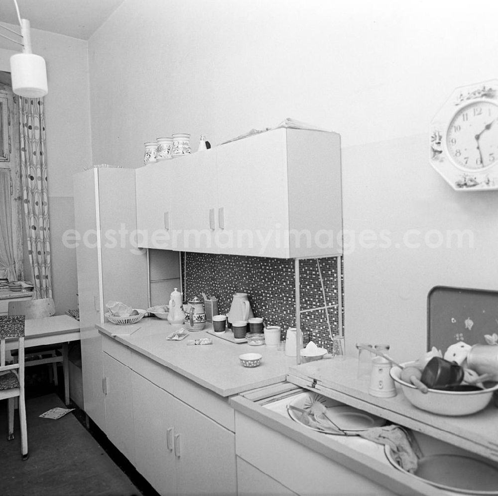 GDR photo archive: Berlin - Blick in die Wohnküche in einer Wohnung in der Gormannstraße in Berlin. Wohnungen gehörten in der DDR zur Mangelware. Eine freie Wohnung zu erlangen, war in der Regel kein leichtes Unterfangen - entweder wurde getauscht oder es mußte ein dringender Bedarf, z.B. die Geburt eines Kindes, nachgewiesen werden. So war der zur Verfügung stehende Wohnraum oft beengt und man mußte sich bei Altbauwohnungen mit schlechter Ausstattung wie Gemeinschaftstoilette im Treppenhaus und aufwendiger Ofenheizung zufrieden geben.