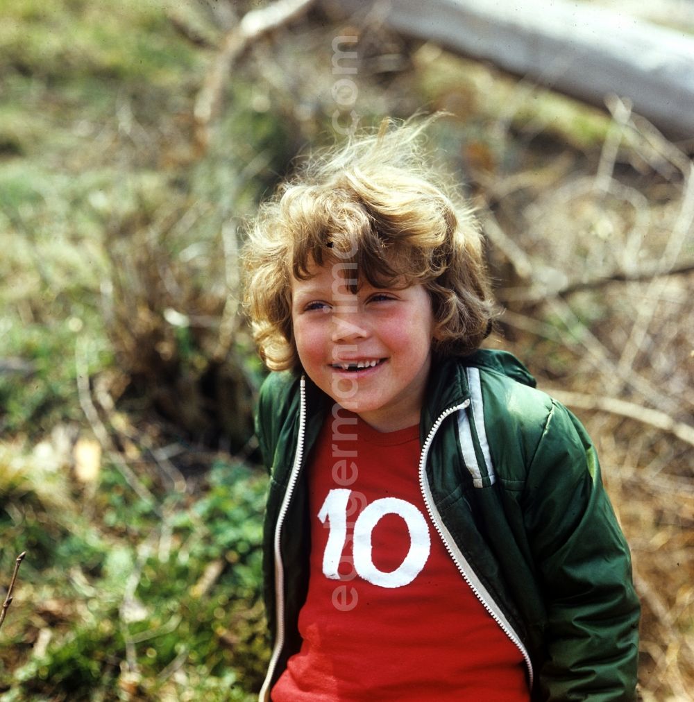 GDR picture archive: Berlin - Portrait of a child with tooth gap