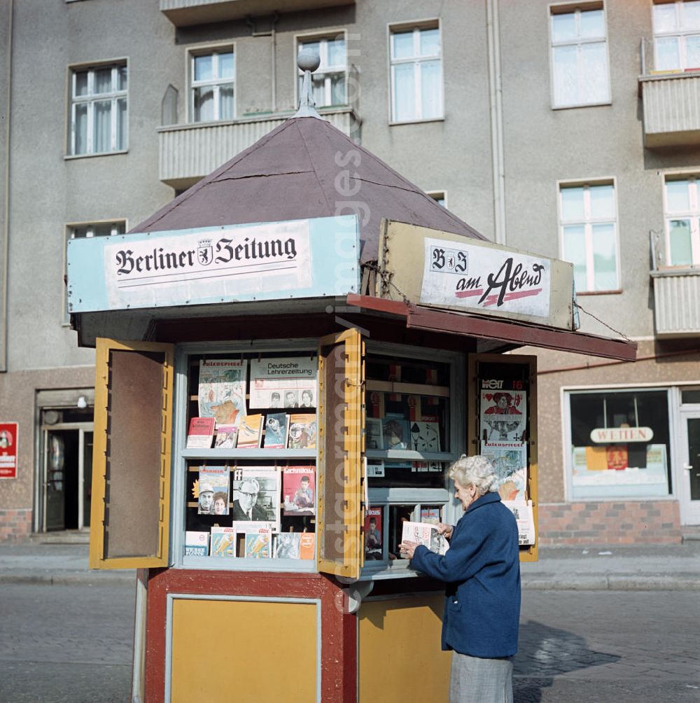 GDR photo archive: Berlin - Eine Frau kauft eine Zeitung an einem Zeitungskiosk in Berlin.