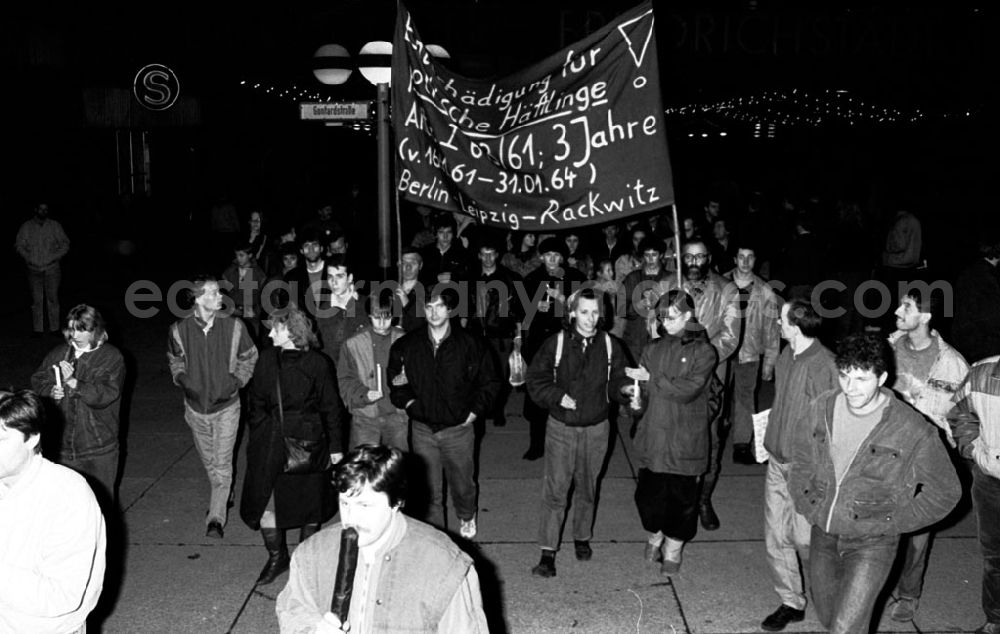 GDR photo archive: Berlin-Mitte - Demo am Alex, ehem. politische Häftlinge fordern Entschädigung 18.12.89