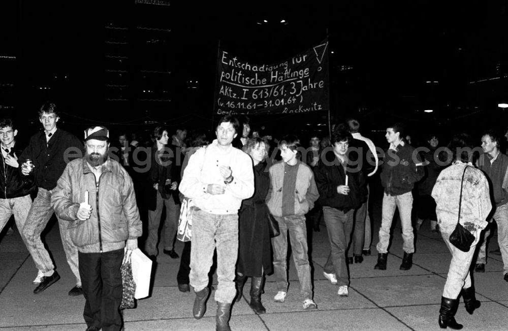 GDR picture archive: Berlin-Mitte - Demo am Alex, ehem. politische Häftlinge fordern Entschädigung 18.12.89