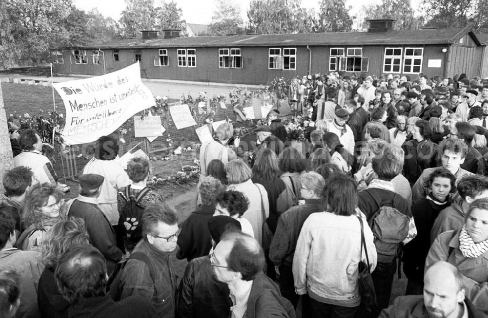 GDR image archive: Sachsenhausen - Demo gegen Ausländerhaß in Sachsenhausen 04.1
