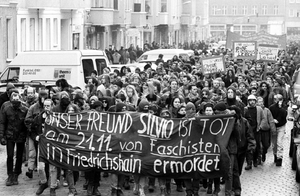 GDR picture archive: Berlin - Demo gegen Ermordung von Hausbesetzer 22.11.92