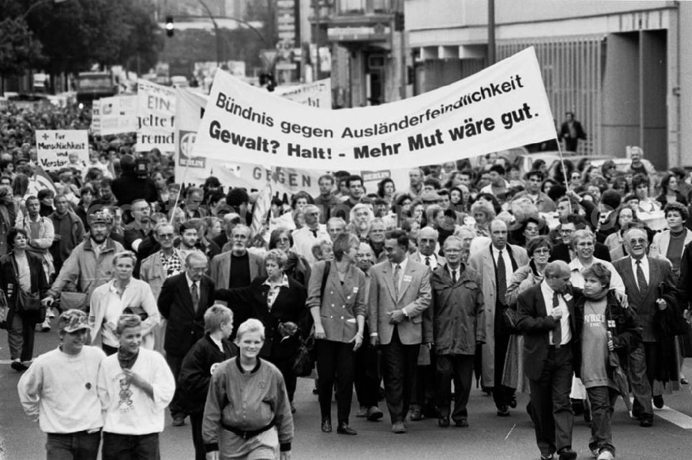 GDR photo archive: Berlin - Demo gegen Gewalt gegen Ausländer 16.